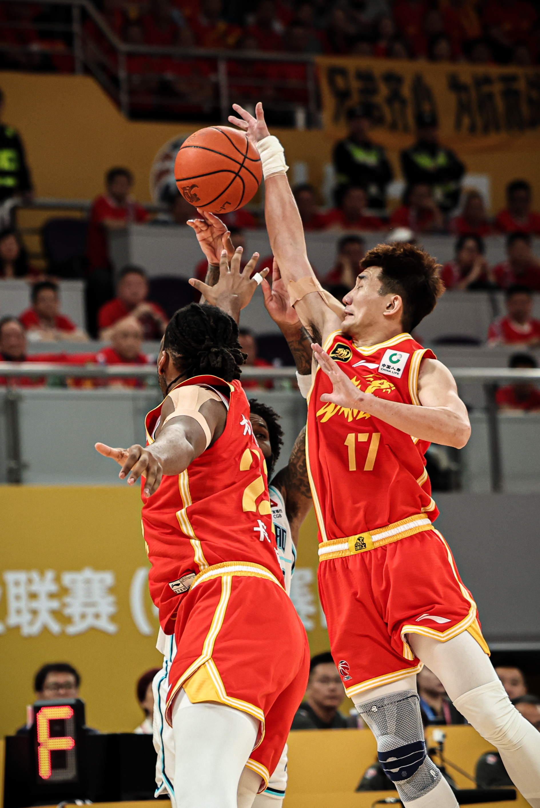 包含洛杉矶湖人围绕CBA常规赛刷新队史纪录赛前上海海港调整名单以备欧篮联，媒体一致点评：风云突变托特纳姆冲刺阶段门线救险的词条